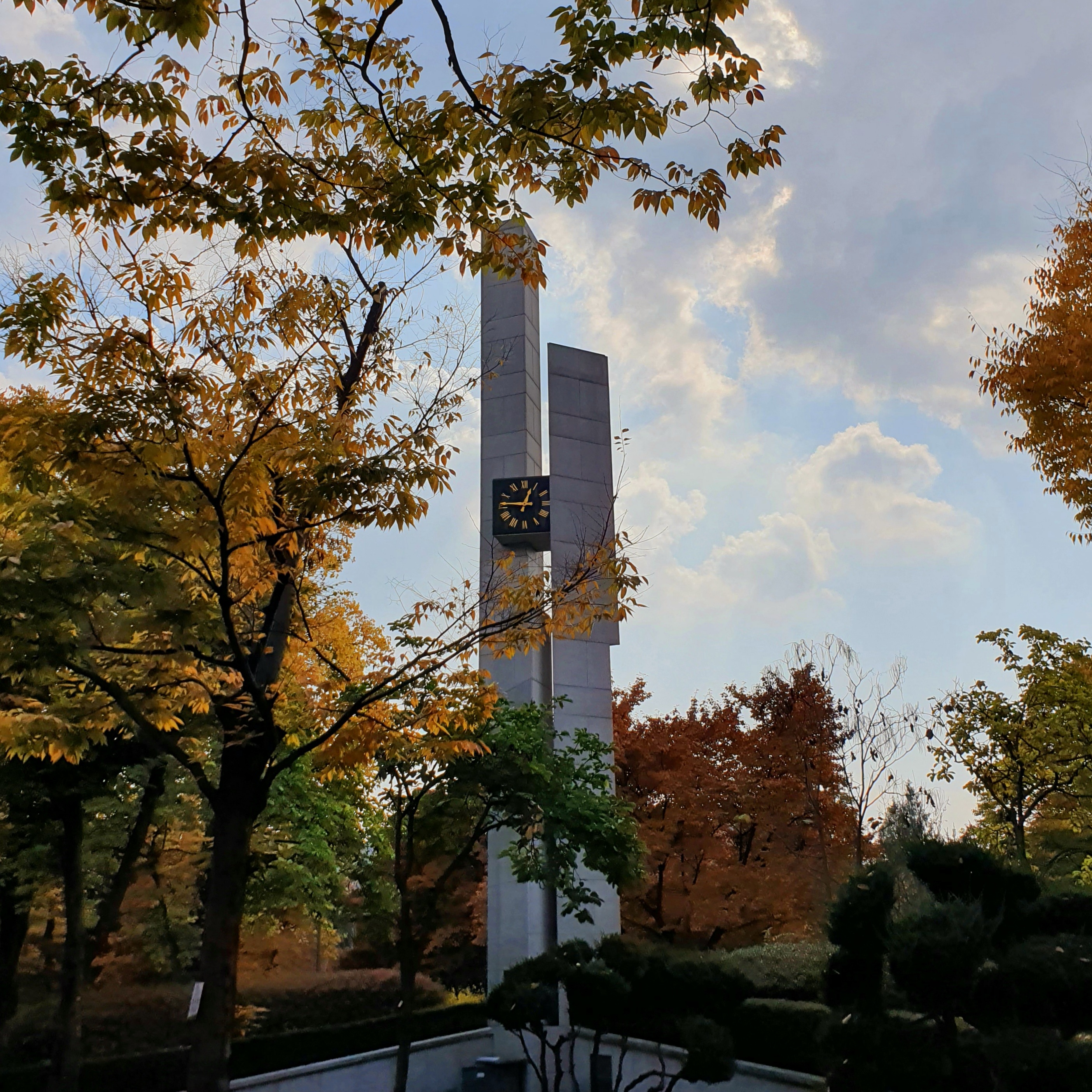 가을에 찍은 자연과학 캠퍼스의 시계탑입니다.